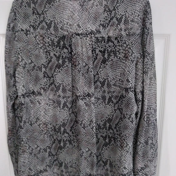 Babaton XS 💯% silk blouse - Picture 5 of 7